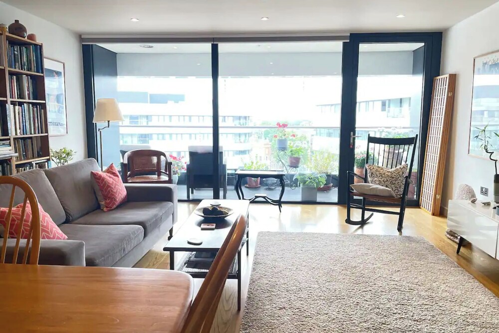 Chic 2BD Flat With Private Balcony - Greenwich