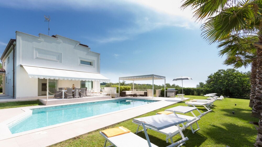 Villa Surya 8 2 photo 4