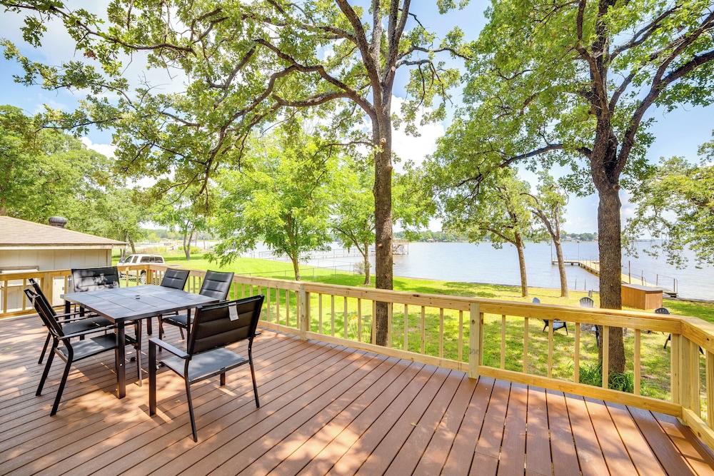 Waterfront Cedar Creek Lake Gem: Near Marina!