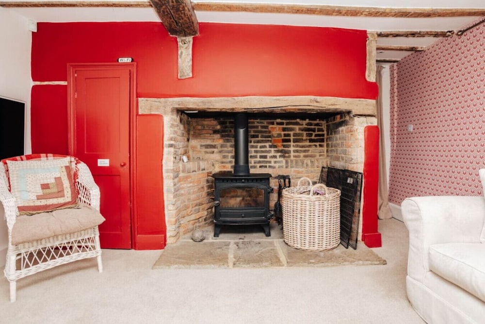 Antelope Cottage - Rural Pet Friendly Cottage
