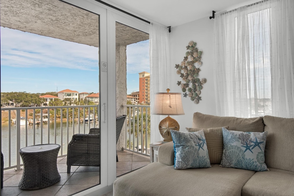 Dolphin Point #401c