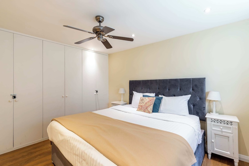Elegant Two Bedroom Flat in Redcliffe Gardens