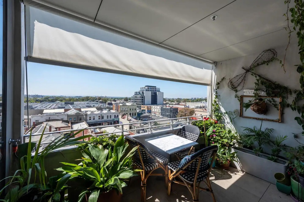Brunswick Retreat! 5th Floor 1-bed Unit w Parking