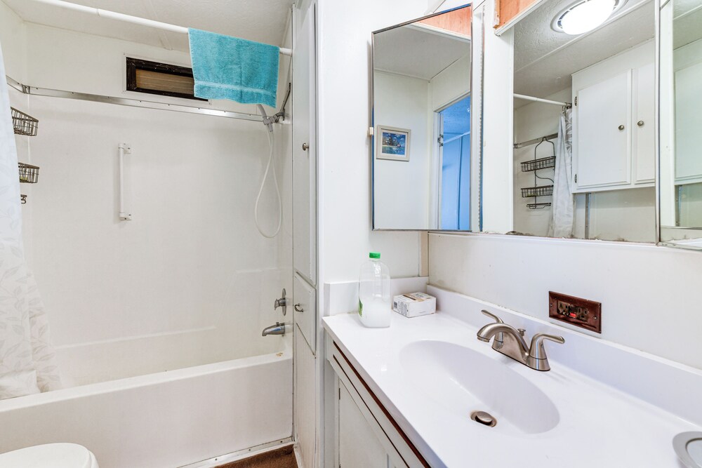 Resort Amenities, 7 Mi to Dtwn: Sarasota Home!
