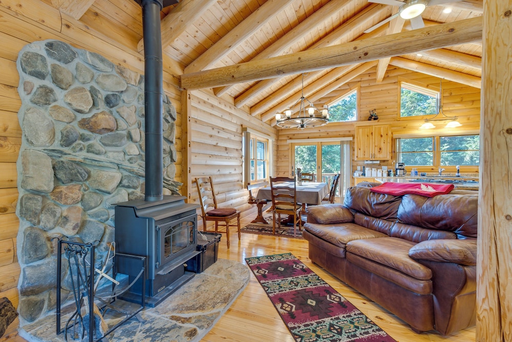 33 Mi to Yosemite NP: Custom Log Home w/ Deck!