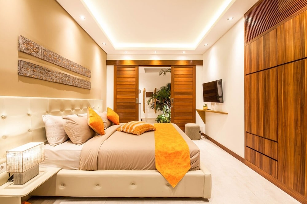 Villa 15 Stunning 6 BR Villa 400m to Beach
