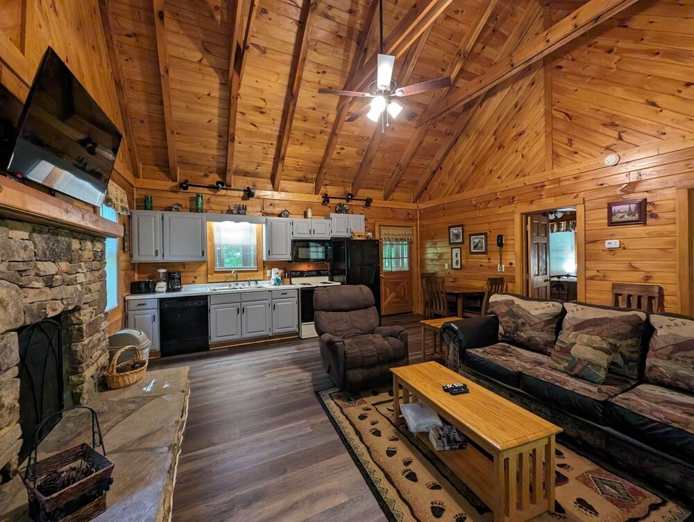 Er57 - Bear Haven - Great Location! Close To All The Action! 1 Bedroom Cabin by RedAwning view 4