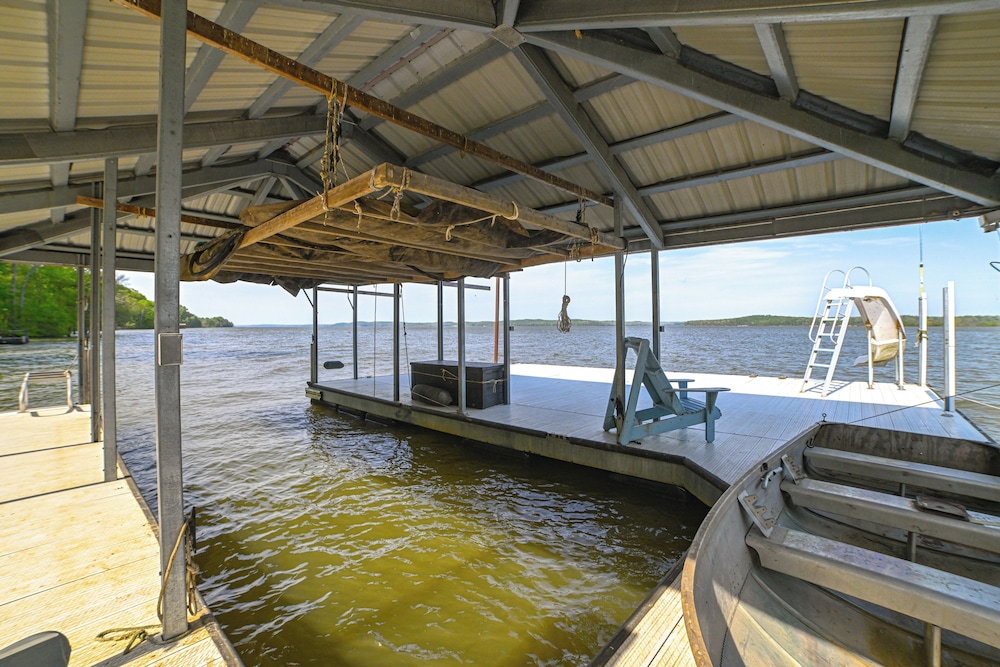 Game Room & Screened Porch: Kentucky Lake Retreat!