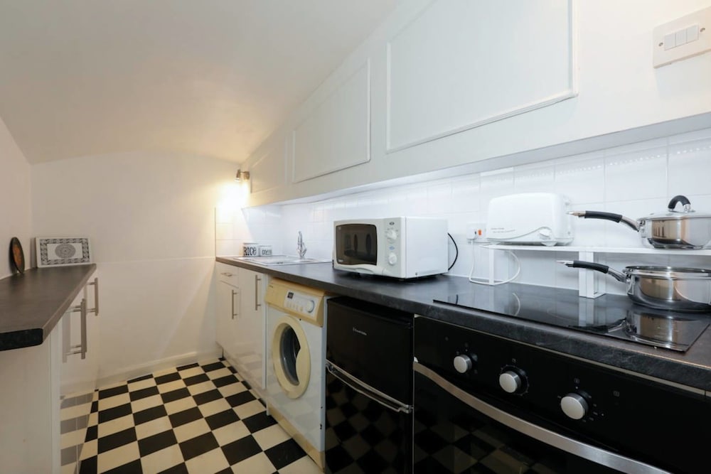 JOIVY 2 bed Flat by Maida Vale Tube & Shops