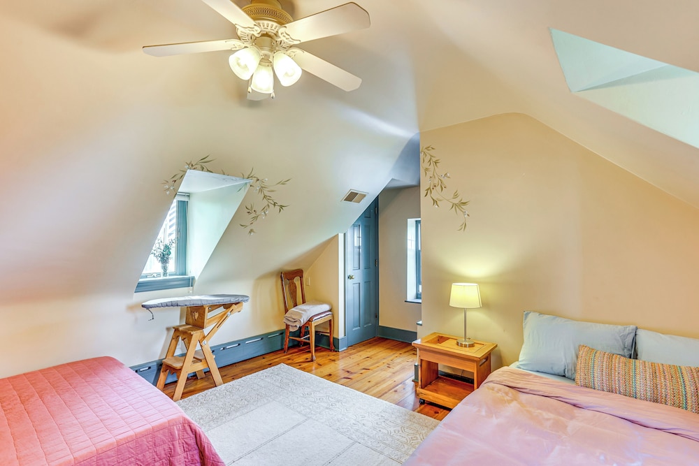 8 Mi to Reading: Spacious Farmhouse Retreat!