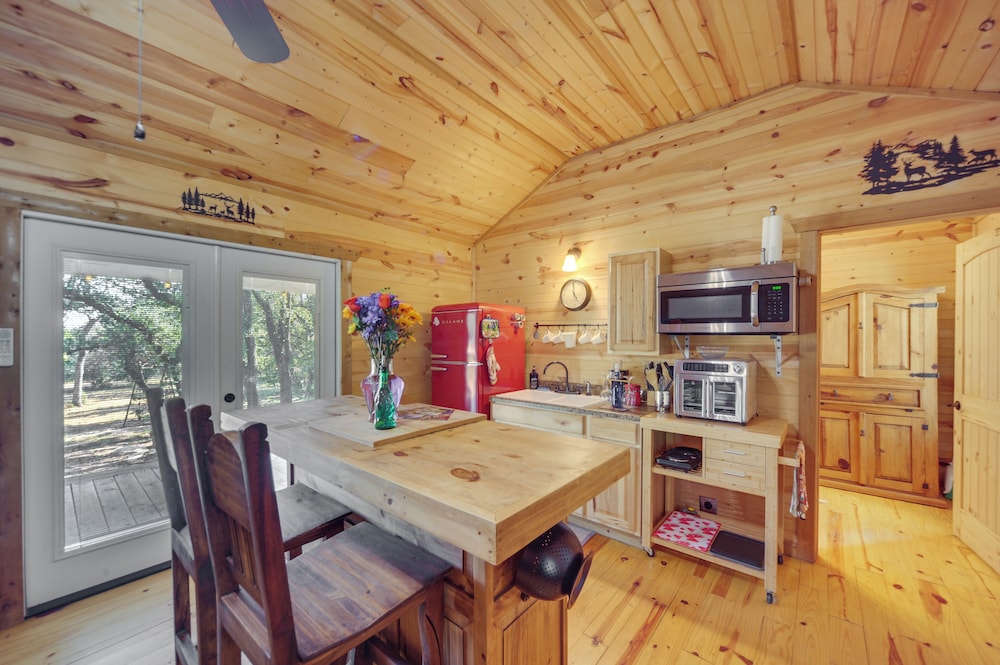 11 Mi to LBJ State Park - Couples Cabin Retreat!