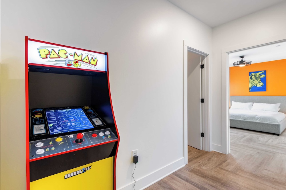 Dual Bachelor Pads w/ Rooftop Lounge & Games Sleeps 26 5 Min to Broadway