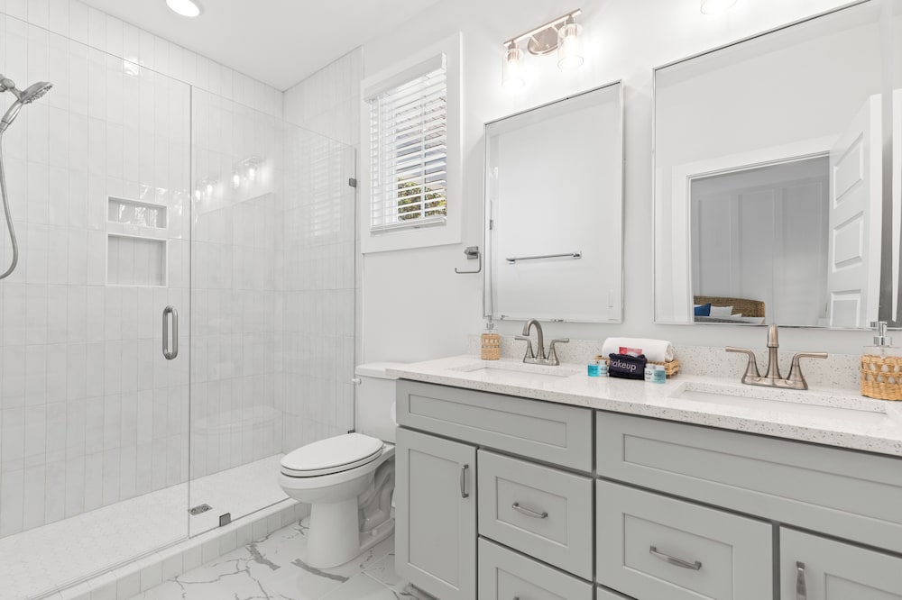Spacious 6BR Beach Home Sleeps 15 Relax & Reconnect at Coastal Breeze
