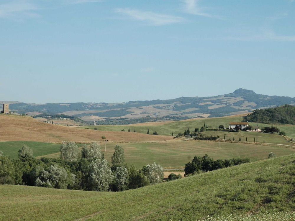Peaceful Pienza Garden Escape view 5