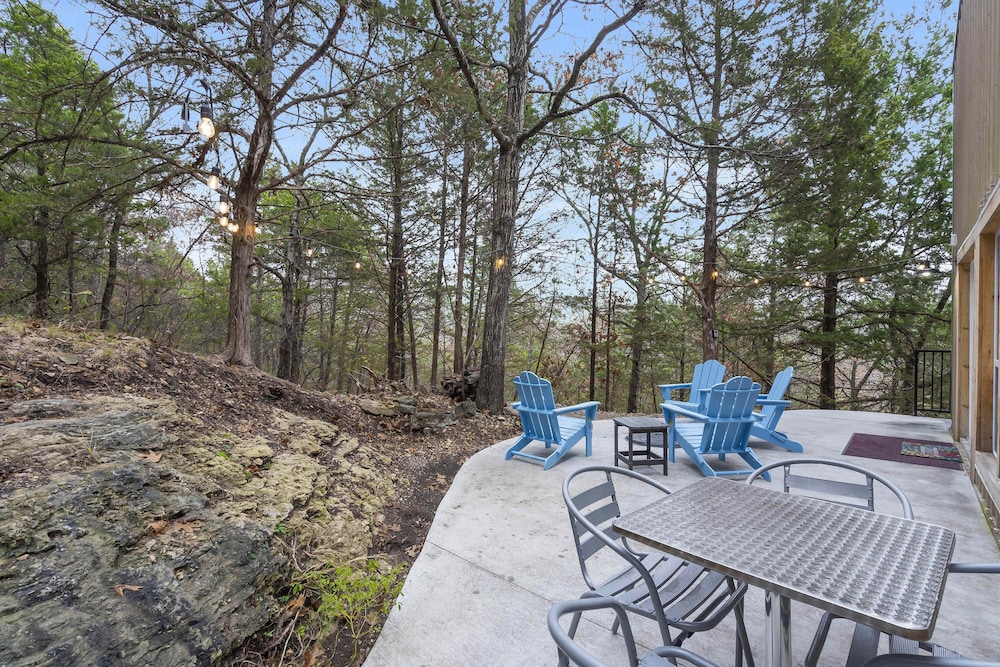 Van Kirk Cove 6 BDR Stunner!