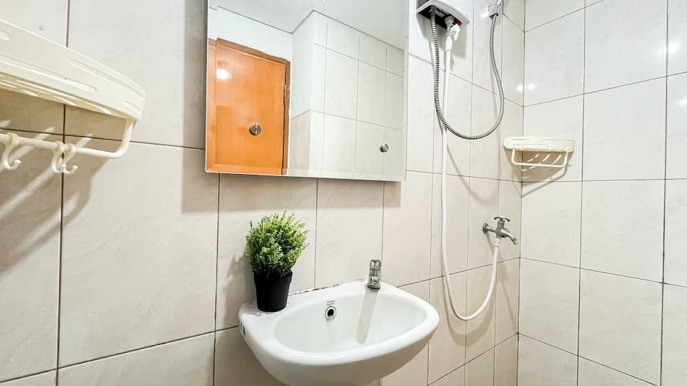 White Tone Studio At Amazana Serpong Apartment