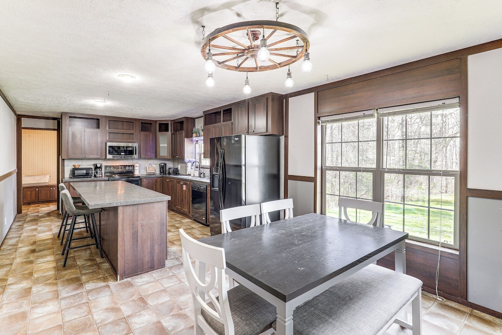 Hot Tub & Fire Pit: Getaway in Sevierville!