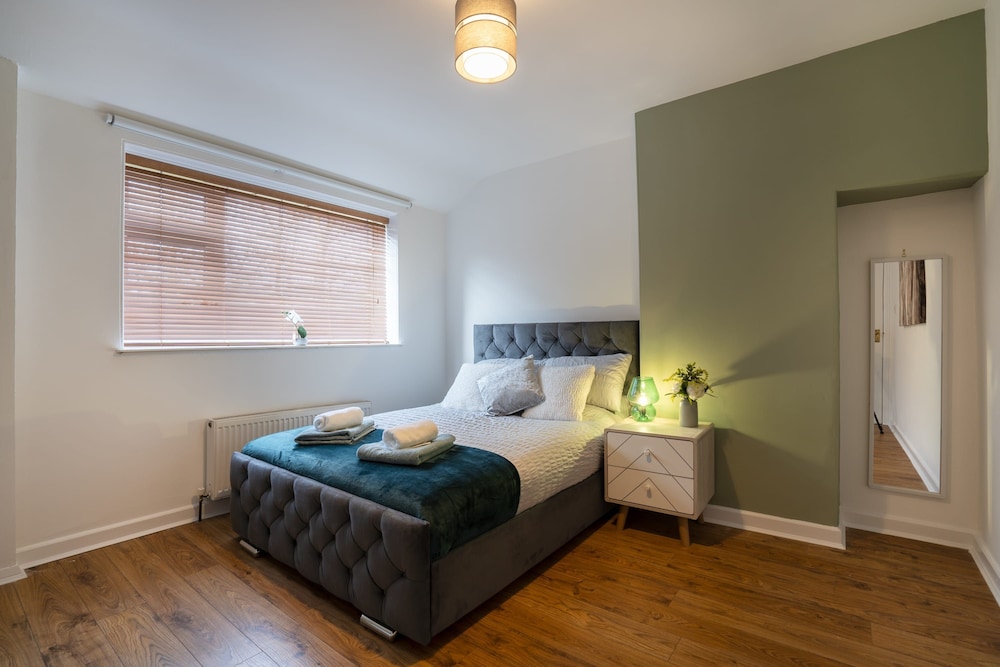 Large-2 Bed House-free Parking