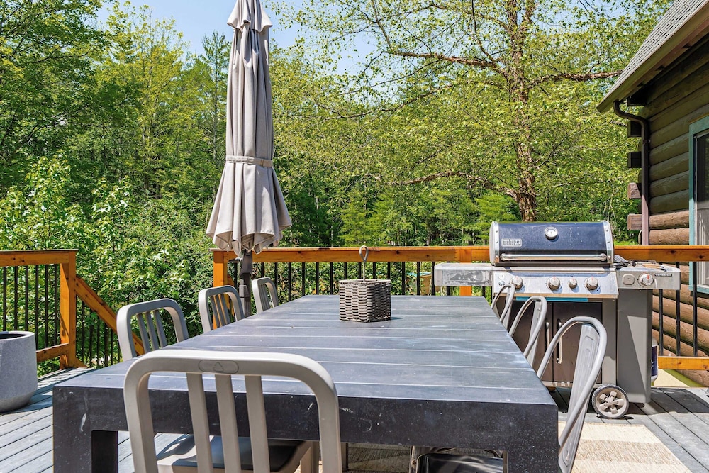 Pool+hot Tub, Firepit Near Hikes, Shops, Dining Cragswood Lodge by Avantstay