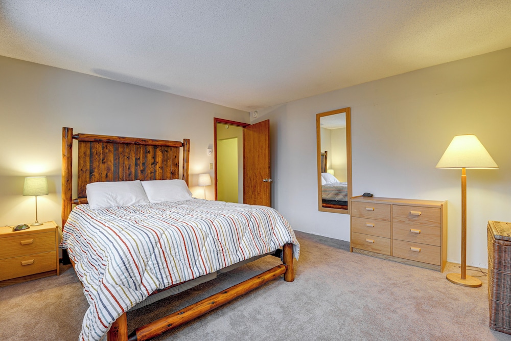 < 1 Mi to Mt Snow: Charming Condo w/ Fireplace