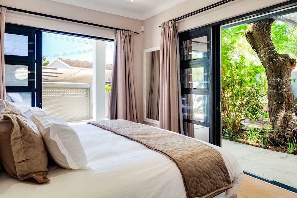 Camps Bay 4bed Villa w Pool Luxe on Central