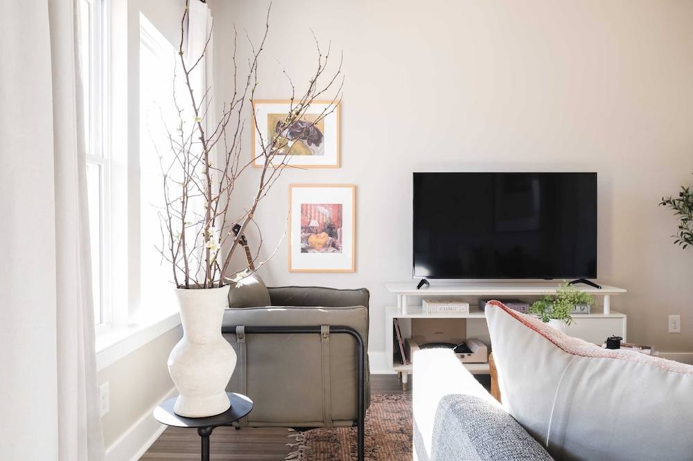 8 Nashville Homes w/ 21 Bedrooms, 21 Baths & Space for 74, Just Minutes From Broadways Nightlife, Dining, and Music Scene Cherokee by Avantstay