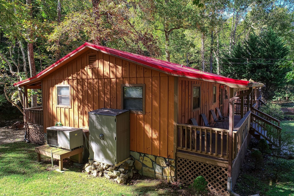 Wandering Creek - 2 Bedrooms, 1 Baths, Sleeps 6 Cabin by RedAwning