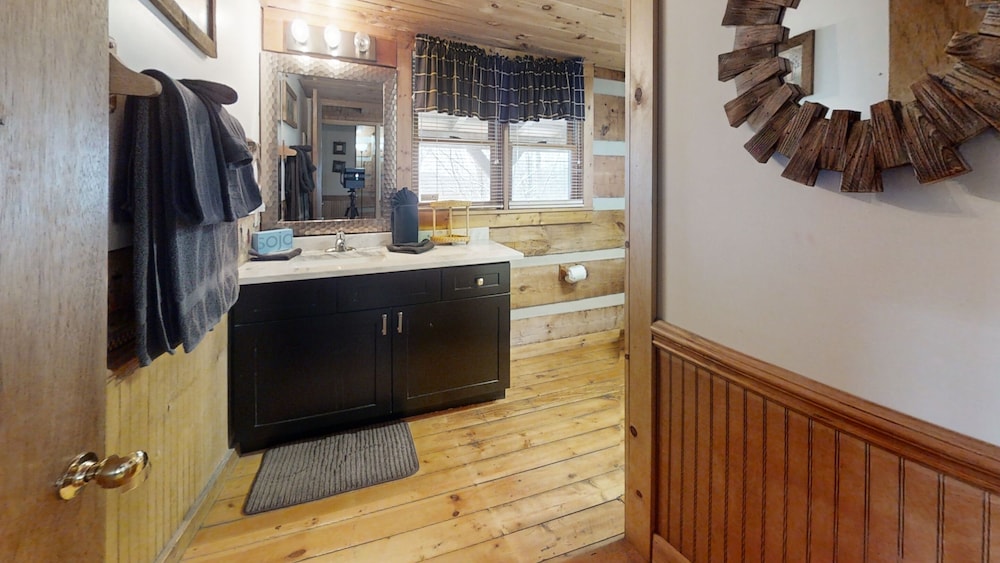 Sweet Scarlet Rose 4 Bedroom Cabin