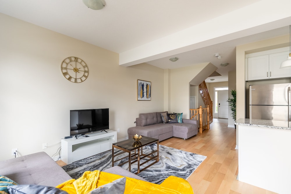 Modern 3BR 2BA Townhome in Lakeshore