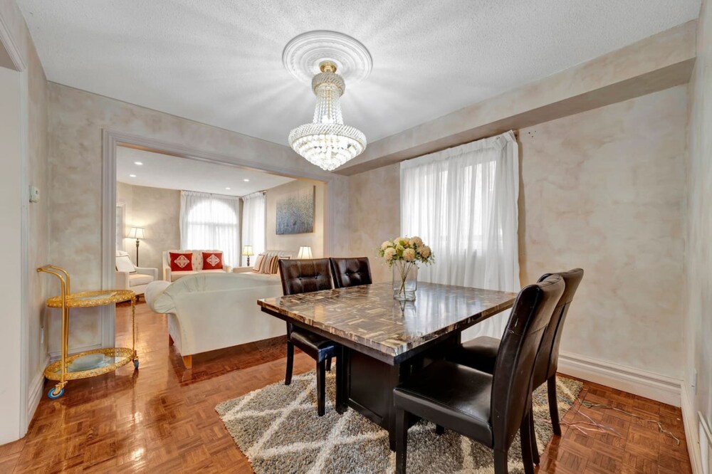 Mississauga Retreat Your Spacious 5-bedroom Home