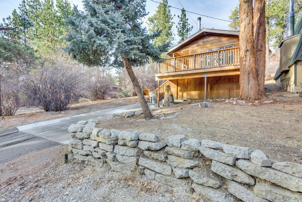 2 Mi to Big Bear Mtn Resort: Cabin w/ Updated Deck