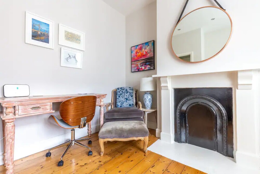 Stylish 1 Bedroom Apartment in Nine Elms With Garden