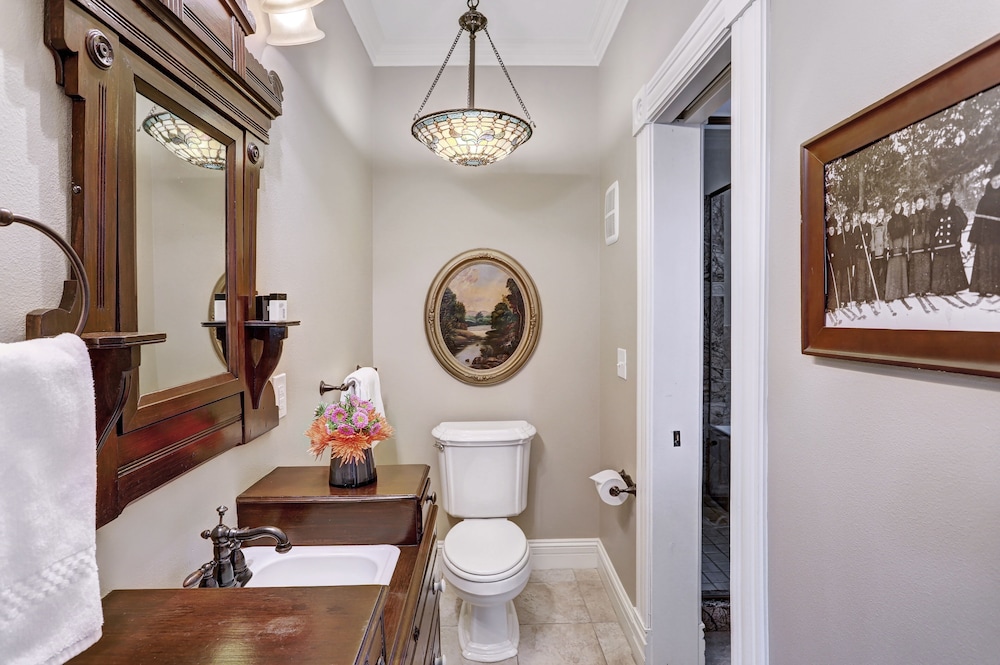 Ridge Street Lookout 4 Bedroom Home by RedAwning