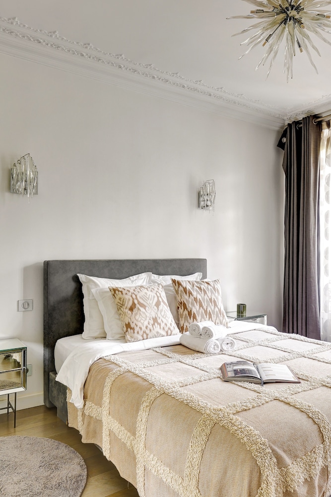 Elegant 3BR Arc de Triomphe