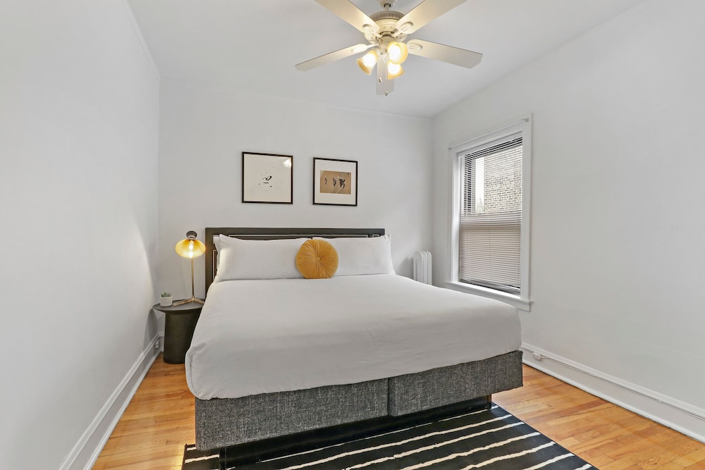 1BR Apt with Modern Elegance in Boystown - Image 2