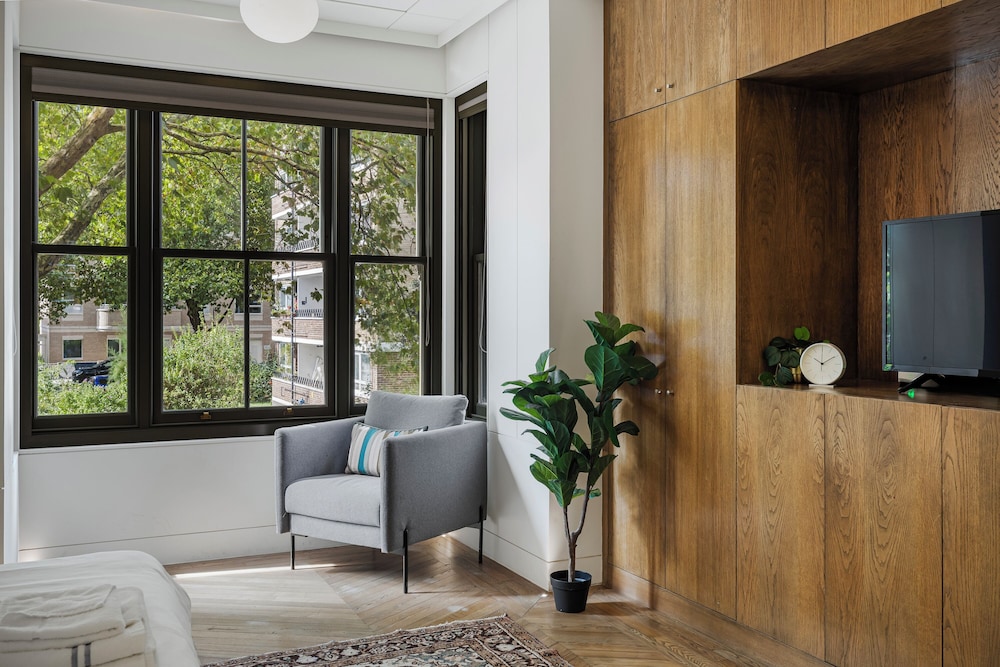Spacious 5 Bdrm Townhouse in Camden
