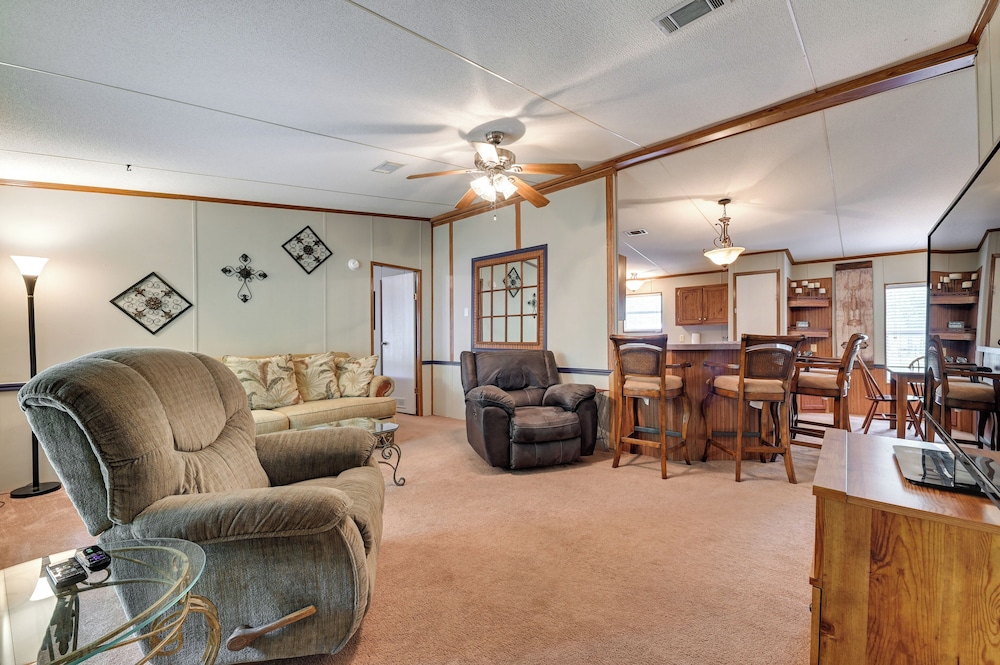 5 Blocks to Beach Access: Sanders Island Getaway!