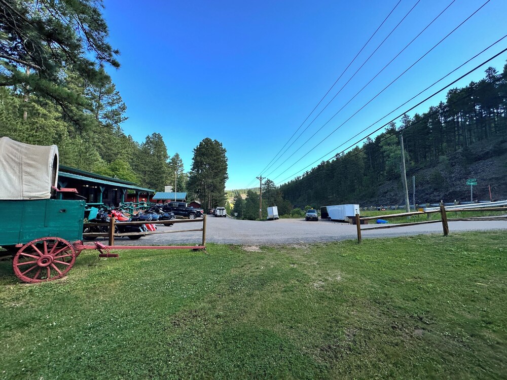 Ponderosa Pines Inn and Cabins