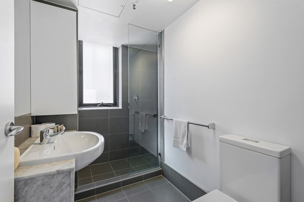 Chic Inner-city Stay With Balcony