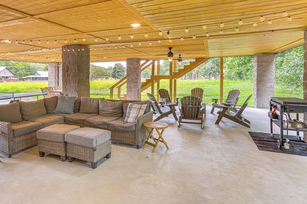 Relax on the River: Modern Mountain View Escape!
