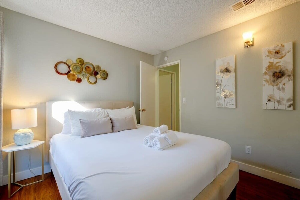 @ Marbella Lane - 4BR Home Away From Home Ldry