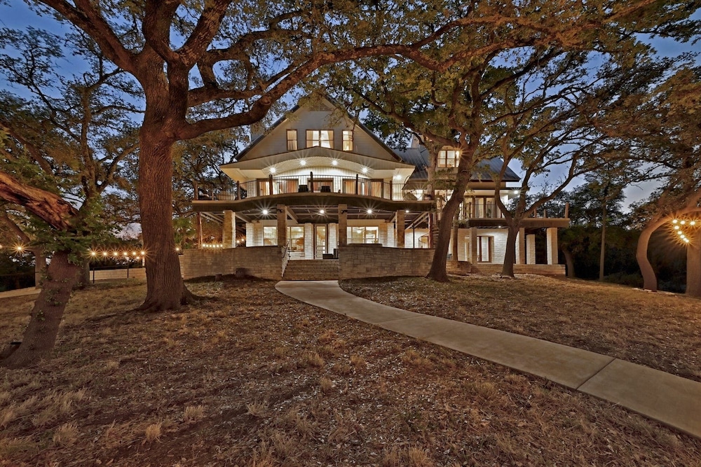 Luxury Lakefront Escape on Lake Travis