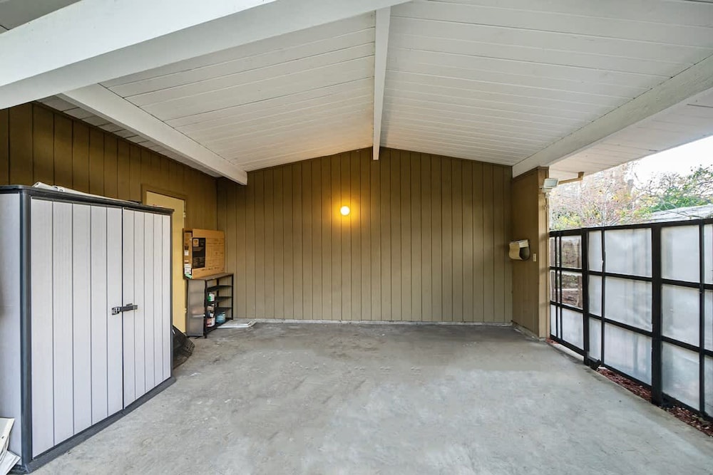 Entire 3br House With Playground