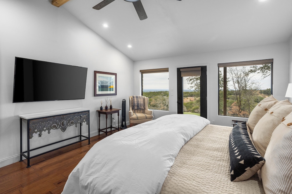 5BR Luxury Home w/ Pool & Wrap-around Porch