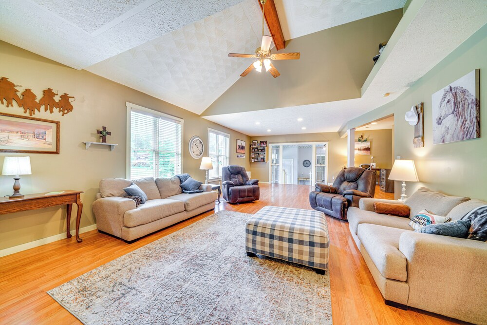 14 Mi to Dtwn Louisville: Holiday Vacation Home!