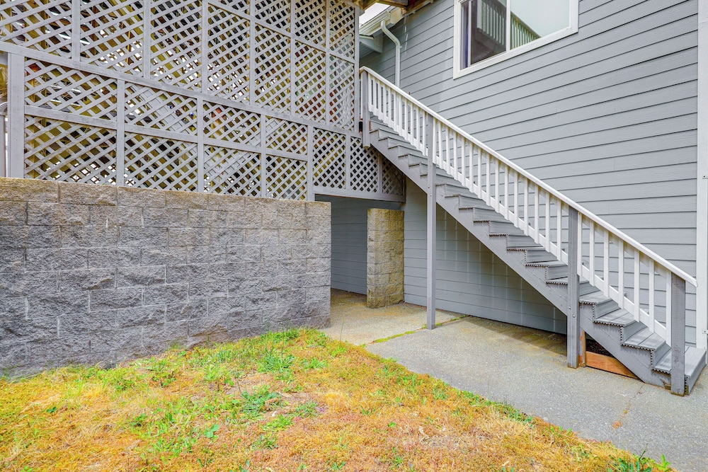 Deck + Walk to Beach: Southern Oregon Coast Home! view 5