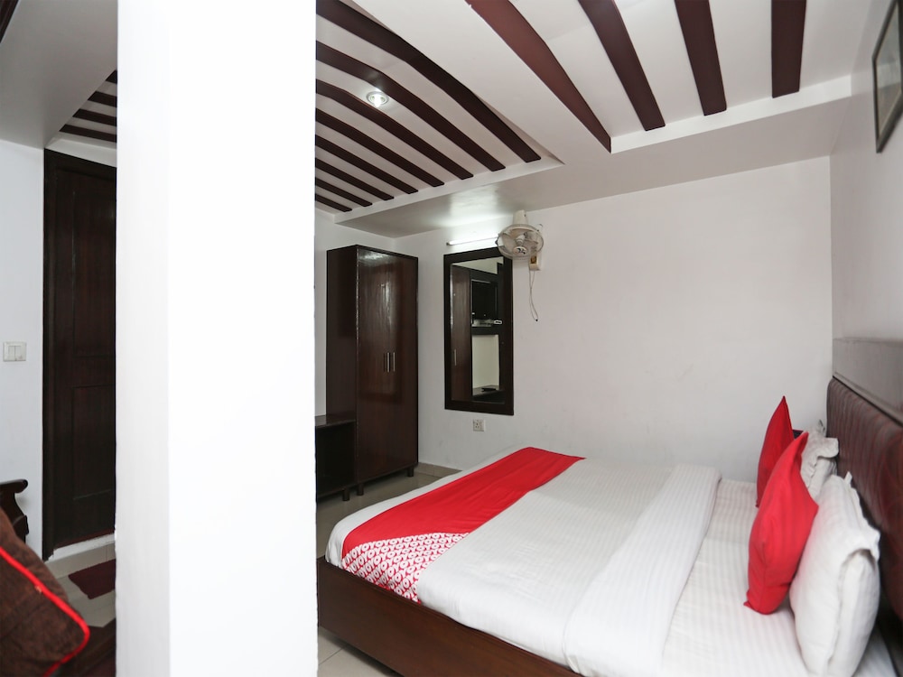 OYO 18568 Ratan Hotel