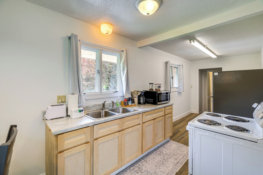 17 Mi to Coal Canyon Trail: Scenic Mtn-view Apt!