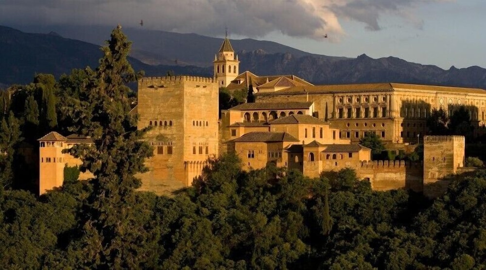 The Central House Granada Elvira Hostel