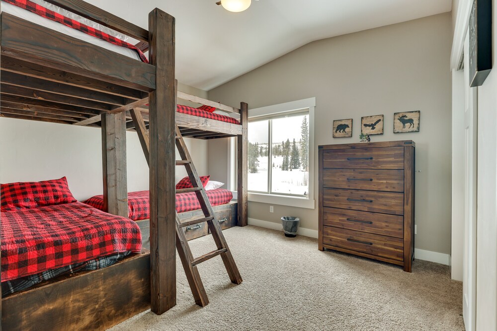 Convenient Fraser Townhome w/ Hot Tub, Near Hikes! view 2